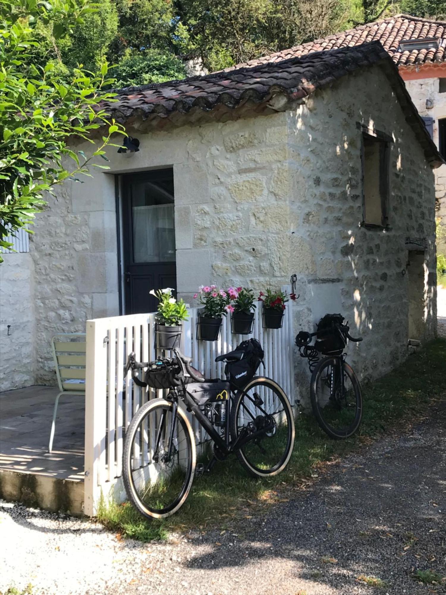 Le Val Du Pech Chantant Chambres D'Hotes Pern ภายนอก รูปภาพ